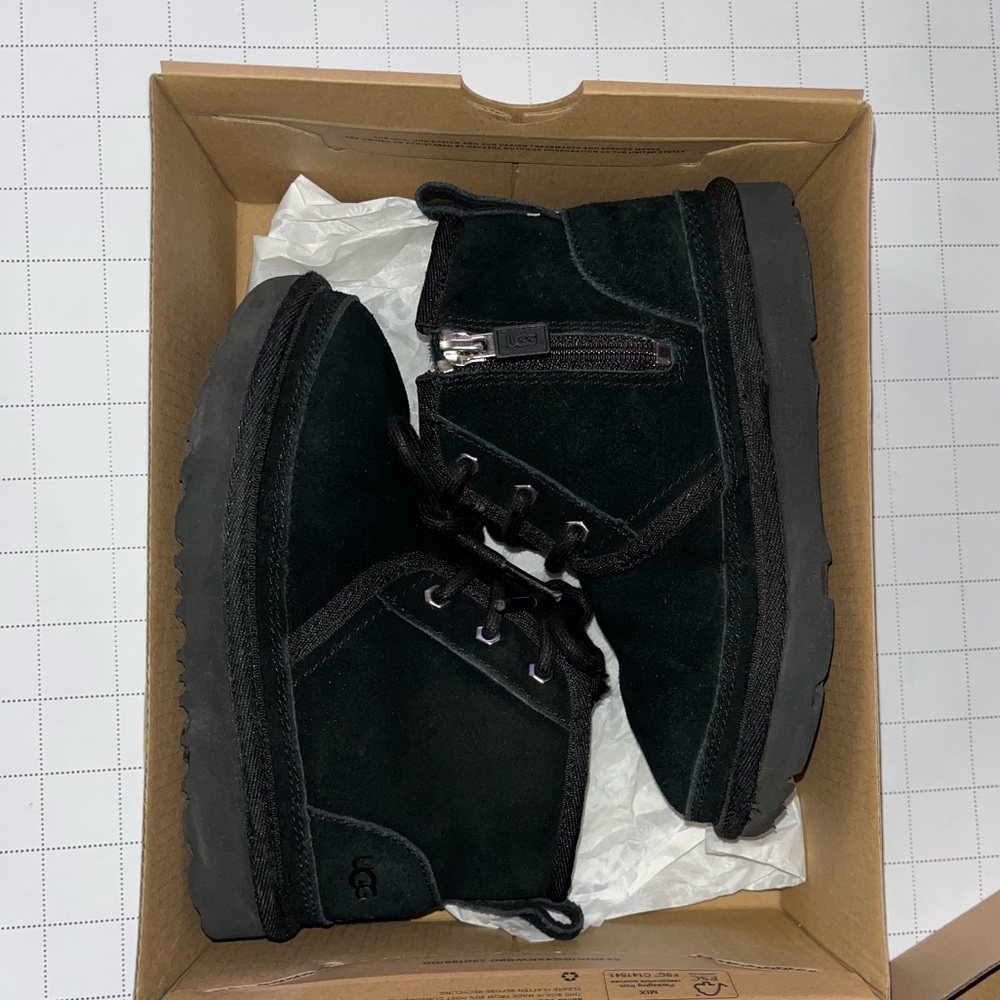 Little Boys UGG Neumel ll size 11